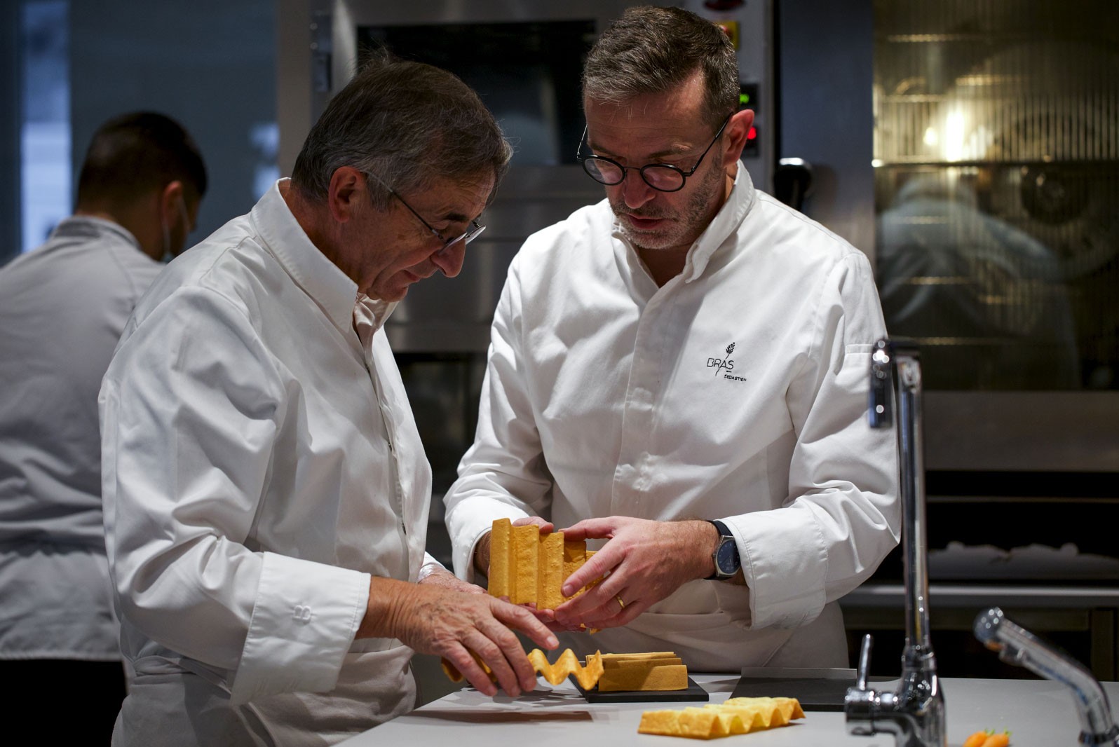 Michel et Sébastien Bras en cuisine