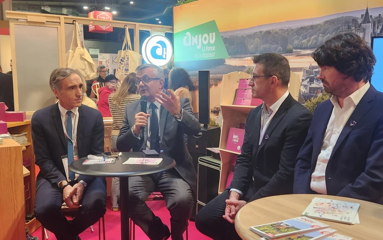 Échanges sur un stand au Salon du MIF 2025